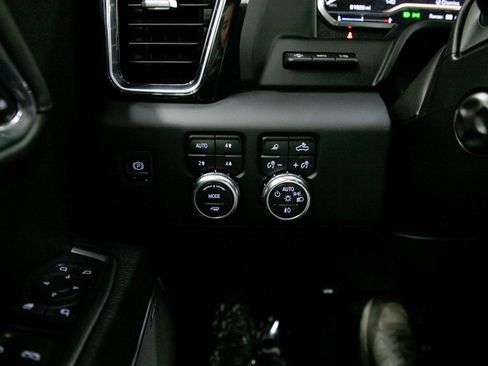 Used 2024 GMC Sierra 1500 Denali w/ Technology Package AWD/4WD image 24