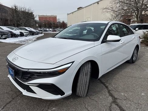 Certified 2025 Hyundai Elantra SE image 3