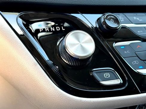 Used 2023 Chrysler Pacifica Touring-L FWD image 16