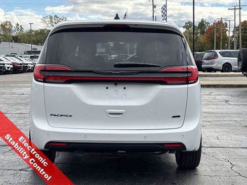 New 2026 Chrysler Pacifica Select image 41