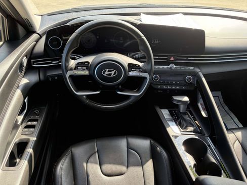 Certified 2025 Hyundai Elantra Limited FWD image 10