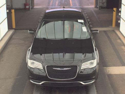 Used 2020 Chrysler 300 Touring image 2