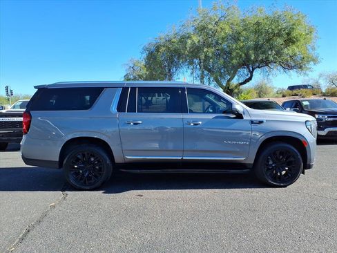 Used 2021 GMC Yukon XL SLT w/ SLT Premium Package image 4