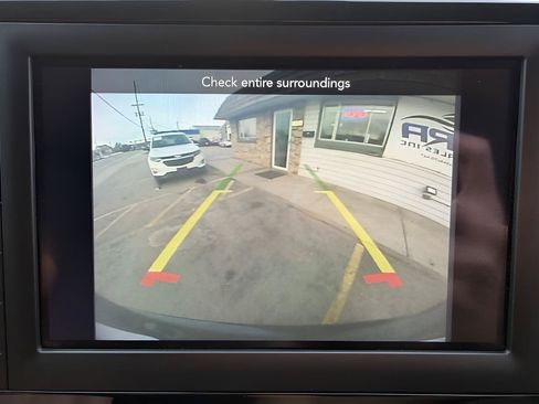 Used 2020 Chrysler Pacifica Touring-L FWD image 31