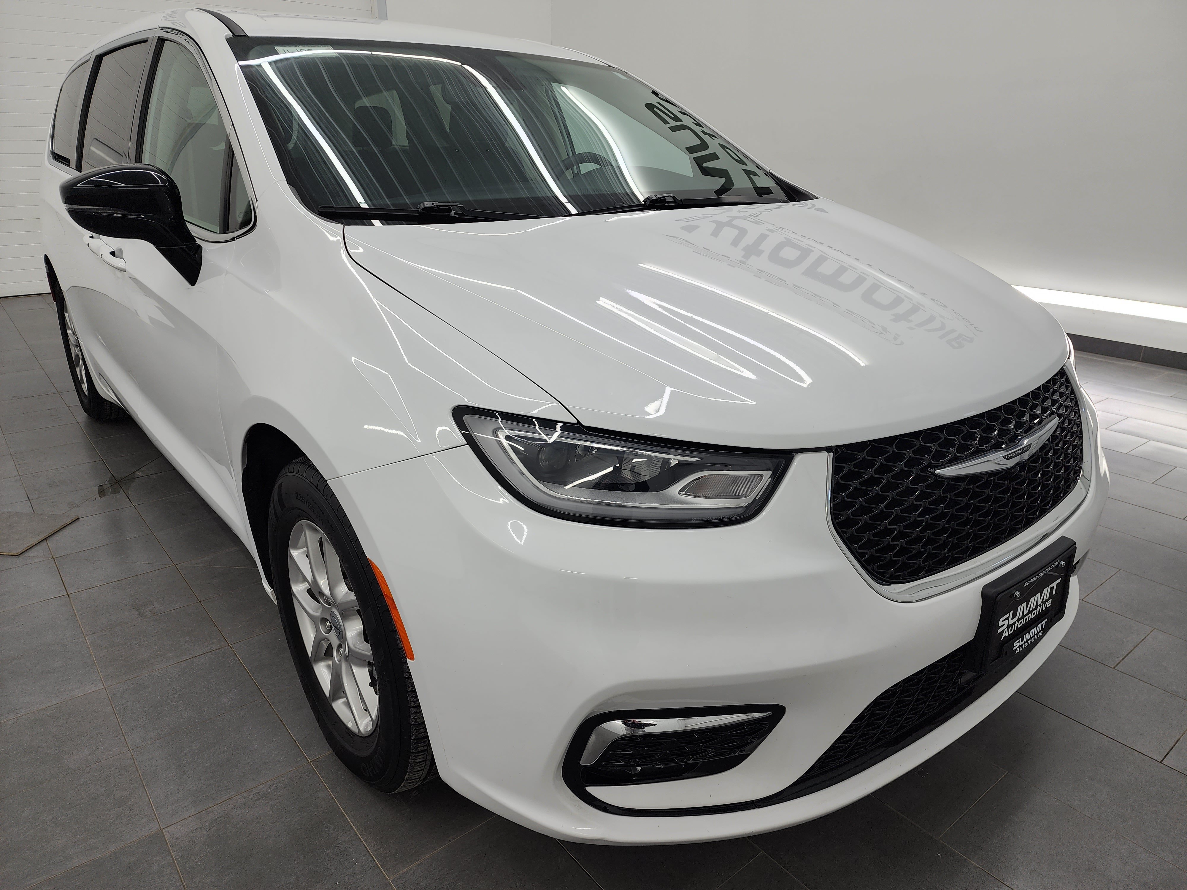 Used 2024 Chrysler Pacifica Touring-L FWD image 2