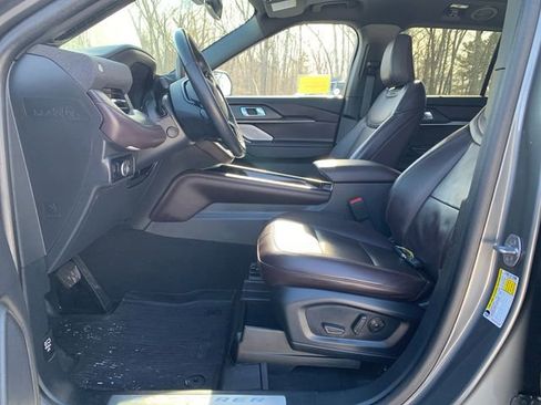 Used 2025 Ford Explorer Platinum image 40