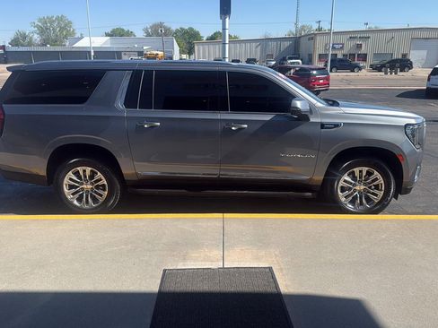 Used 2021 GMC Yukon XL SLT w/ SLT Luxury Package AWD/4WD image 7