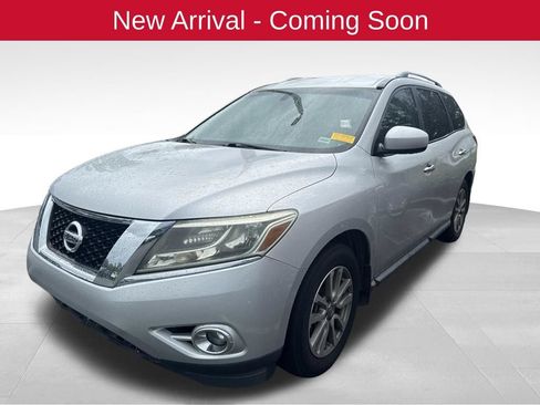 Used 2015 Nissan Pathfinder SV w/ Cargo Package FWD image 2