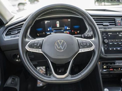 Used 2022 Volkswagen Tiguan SE w/ Panoramic Sunroof Package image 29