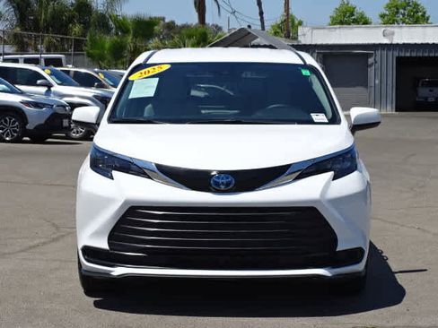 Used 2025 Toyota Sienna LE AWD/4WD image 3