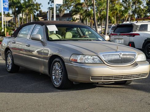 Used 2008 Lincoln Town Car Signature Limited image 3