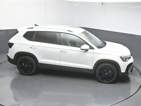 Used 2025 Volkswagen Taos SE image 47