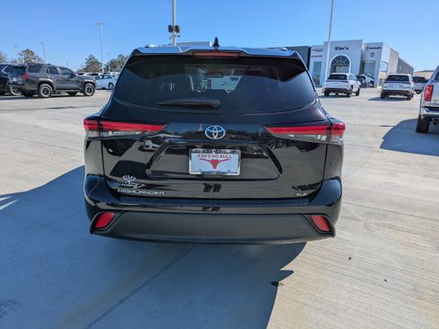 Used 2022 Toyota Highlander XLE FWD image 6