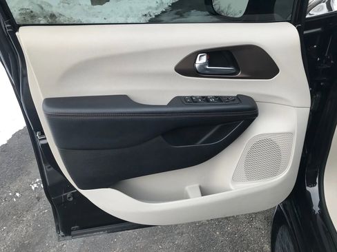 Used 2018 Chrysler Pacifica Touring-L image 12