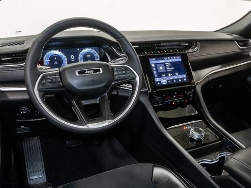 Used 2024 Jeep Grand Cherokee Altitude image 9