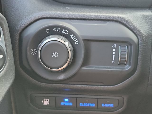 Used 2023 Jeep Wrangler Unlimited Sahara AWD/4WD image 28