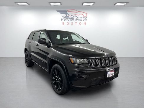 Used 2019 Jeep Grand Cherokee Altitude image 3