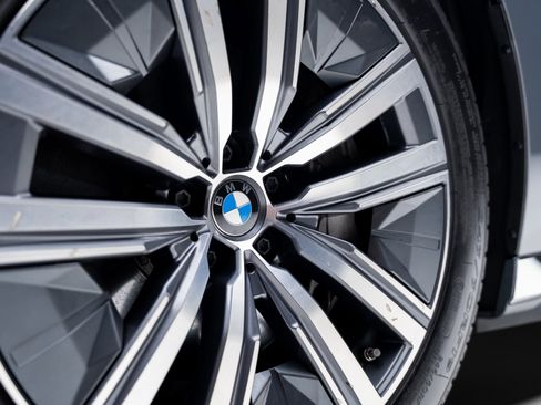 Used 2023 BMW i7 xDrive60 image 23