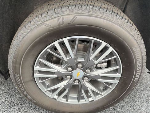 Used 2025 Chevrolet Traverse LT FWD image 32