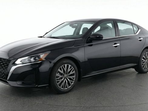 Used 2025 Nissan Altima 2.5 SV FWD image 3