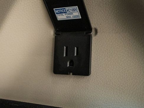 Used 2022 Toyota Sienna Limited image 43