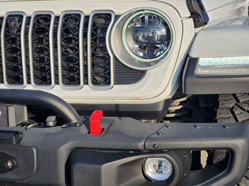 Used 2025 Jeep Wrangler Unlimited Sahara AWD/4WD image 8