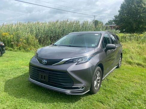 Used 2023 Toyota Sienna XLE FWD image 3