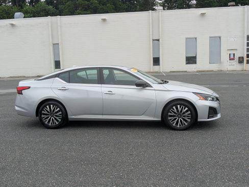 Used 2024 Nissan Altima 2.5 SV FWD image 10