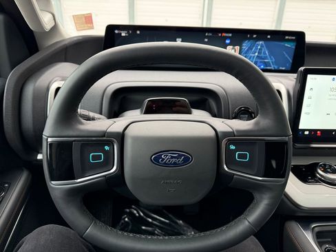 Used 2025 Ford Expedition Active image 33