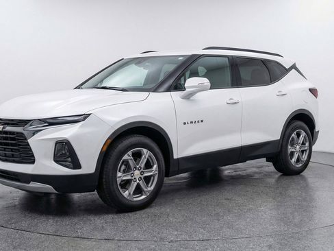 Used 2025 Chevrolet Blazer LT image 3