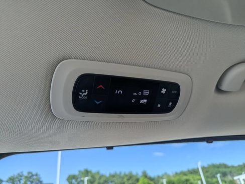Used 2023 Chrysler Pacifica Touring-L FWD image 19