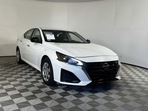 Used 2024 Nissan Altima 2.5 S image 2