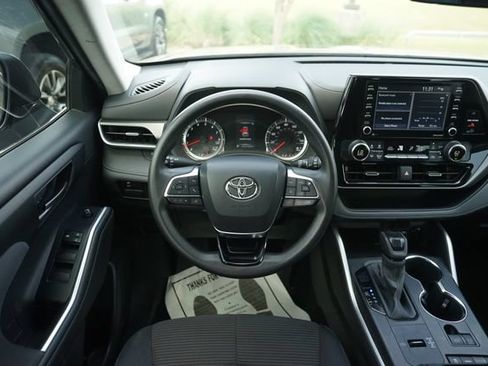 Used 2021 Toyota Highlander L FWD image 21