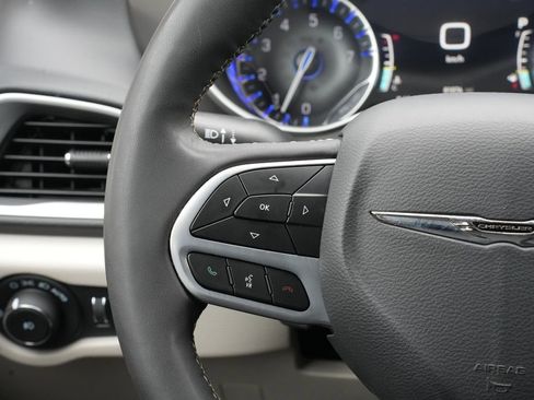 Used 2023 Chrysler Pacifica Touring-L FWD image 7
