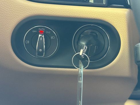 Certified 2025 Porsche Macan image 31