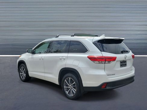 Used 2018 Toyota Highlander XLE image 4