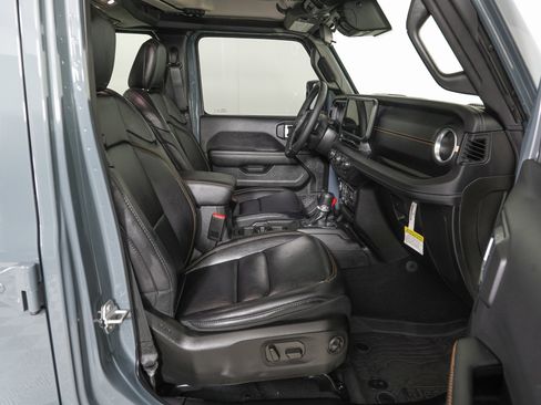 Used 2025 Jeep Gladiator Sport image 10