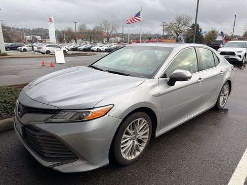 Certified 2018 Toyota Camry XLE image 3