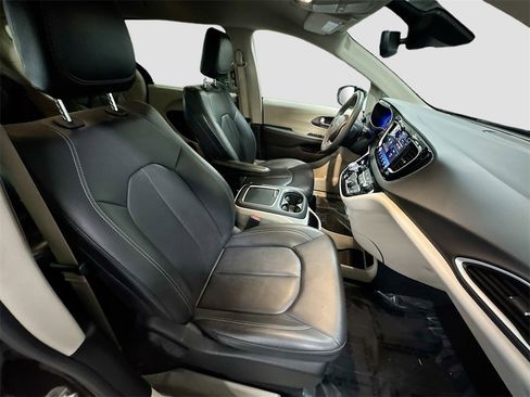 Used 2024 Chrysler Pacifica Touring-L image 27