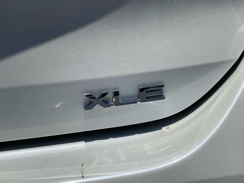 Used 2020 Toyota Highlander XLE FWD image 11