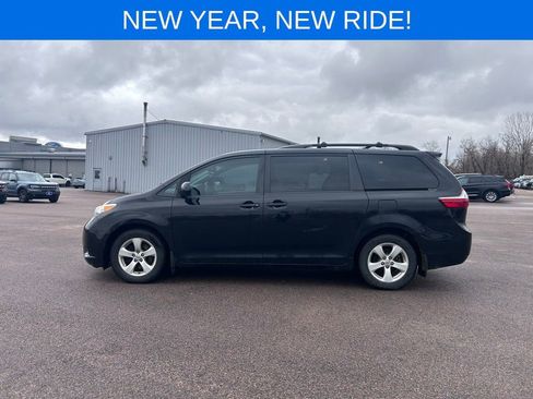 Used 2017 Toyota Sienna LE w/ Outdoor Package image 3