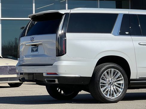 Used 2025 Cadillac Escalade ESV Premium Luxury image 12