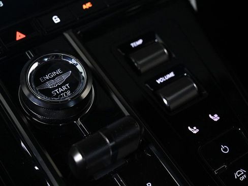 Used 2025 Aston Martin V8 Vantage Coupe image 21