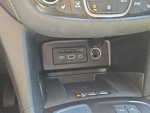 Used 2022 Chevrolet Equinox Premier FWD image 32