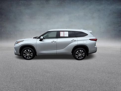 Used 2023 Toyota Highlander XLE AWD/4WD image 2
