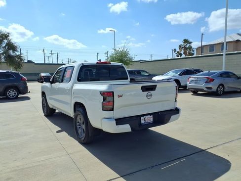 Used 2025 Nissan Frontier SV image 3