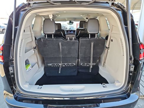 Used 2024 Chrysler Pacifica Touring-L FWD image 31