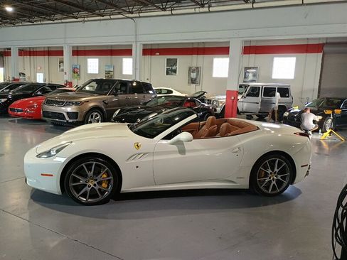 Used 2011 Ferrari California RWD image 2