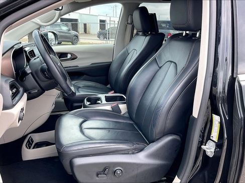 Used 2018 Chrysler Pacifica Touring-L Plus image 18