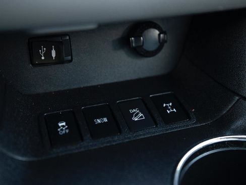 Used 2015 Toyota Highlander XLE image 10